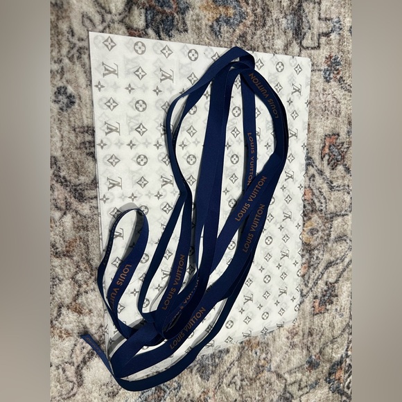 Louis Vuitton Monogram tissue paper with Blue Ribbon - Picture 2 of 2